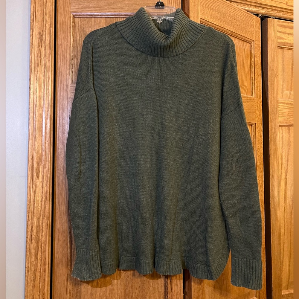 Vineyard Vines. Sweater. Size Small.